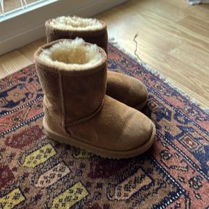 UGG toddler size 9 chestnut brown
